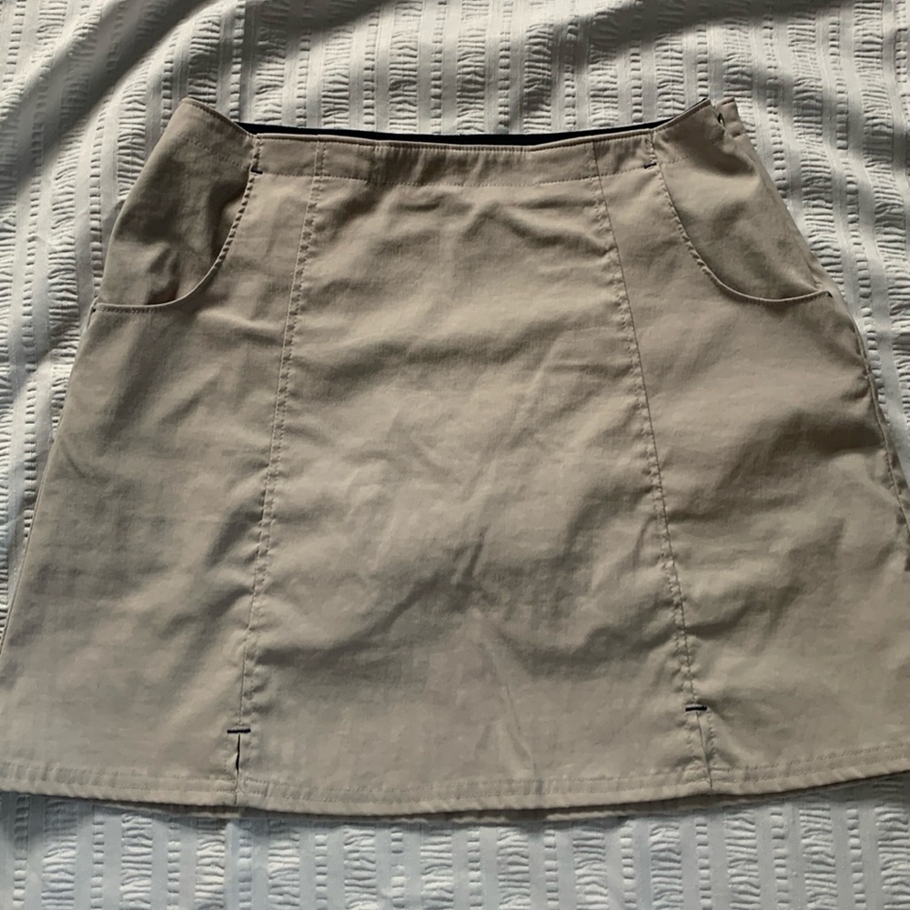 Title Nine women’s golf skirt size 8 in beige with navy shorts/stitching